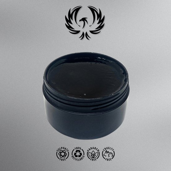 Zwarte pot met open deksel, gevuld met donkere pomade. Iconen voor vrij van sulfaat, recyclebaar, parabenen, dierproef.