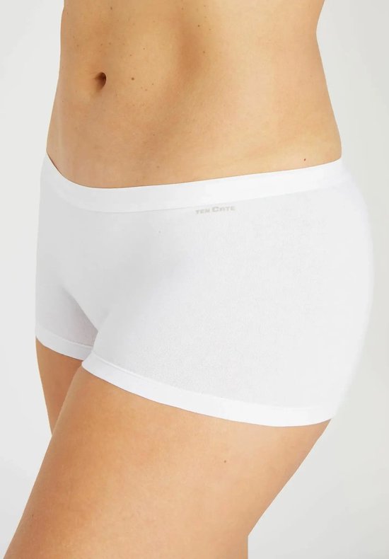 Witte Ten Cate shorts, aangesloten model met merkembleem.