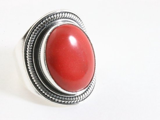 Bewerkte zilveren ring met rode koraal steen - maat 21