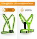 Twee reflecterende hardloopvesten: één zonder verlichting, één met verlichting.