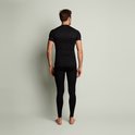 Man met zwarte thermoshirt en thermobroek, achterkant.