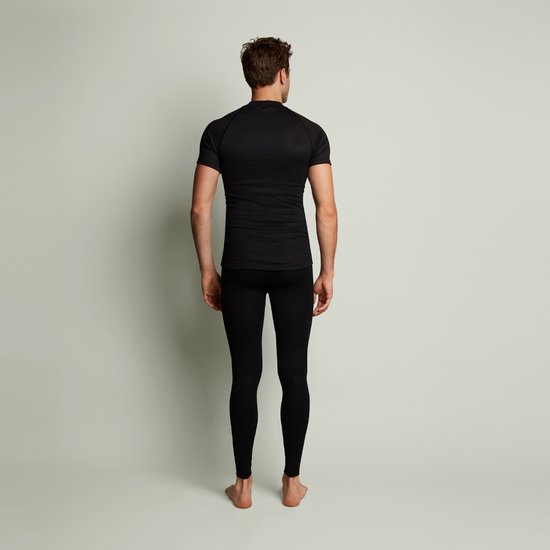 Man met zwarte thermoshirt en thermobroek, achterkant.