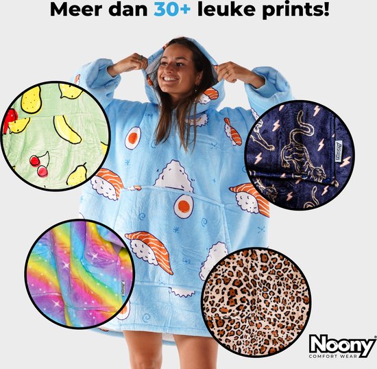 Vrouw in lichtblauwe hoodie deken met diverse prints: sushi, tijger, fruit, regenboog en luipaard. "Meer dan 30+ leuke prints!"
