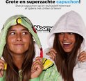 Twee vriendinnen met een Noony hoodie deken. Eén met groene capuchon met fruitprint, één met witte capuchon.