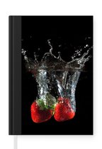 Notitieboek - Schrijfboek - Aardbeien - Fruit - Water - Zwart - Rood - Notitieboekje klein - A5 formaat - Schrijfblok