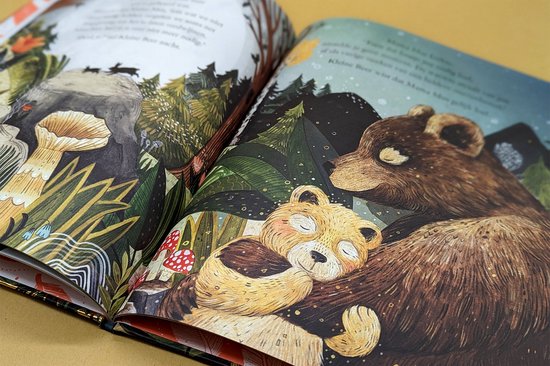 Binnenpagina van een kinderboek met een slapende bruine beer en een kleine beer die erop ligt.