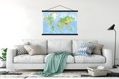 Porte-affiche avec affiche - Affiche scolaire - Wereldkaart - Atlas - Topographie - 120x80 cm - Lattes noires