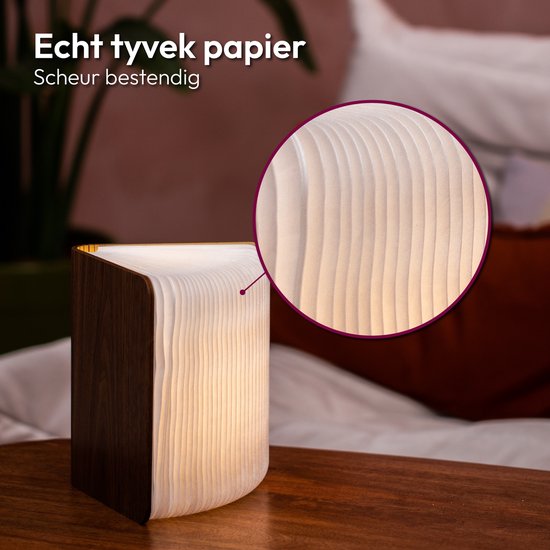 Lampe-livre avec couverture en bois, montrant un gros plan des pages en papier côtelé et indéchirable.