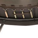 Onderkant van een trampoline met metalen veren en zwarte banden bevestigd aan de rand.