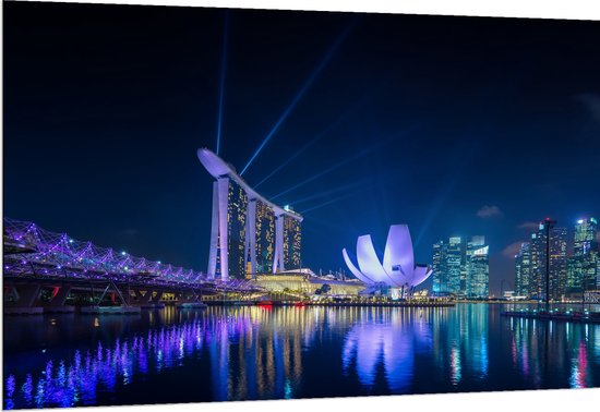Dibond - Gebouwen in de Avond in Singapore - 150x100 cm Foto op Aluminium (Wanddecoratie van metaal)