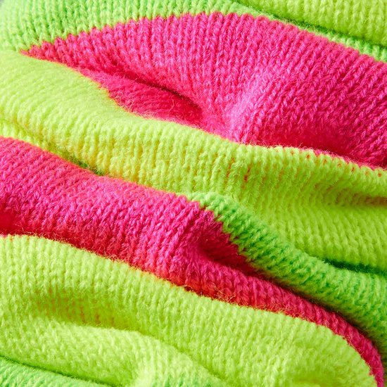 Detailopname van roze en fluorgroene gebreide stof met horizontale strepen.