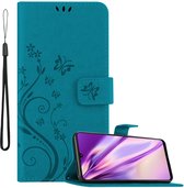 Cadorabo Hoesje geschikt voor Samsung Galaxy A42 5G / M42 5G in BLOEMEN BLAUW - Beschermhoes in bloemmotief met magnetische sluiting, standfunctie en kaartsleuven Book Case Cover Etui