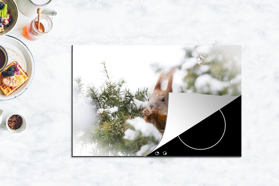 KitchenYeah® Inductie beschermer 81.2x52 cm - Eekhoorn - Den - Sneeuw - Kookplaataccessoires - Afdekplaat voor kookplaat - Inductiebeschermer - Inductiemat - Inductieplaat mat