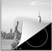 KitchenYeah® Inductie beschermer 78x78 cm - Het vrijheidsbeeld en het One World Trade Center in New York - zwart wit - Kookplaataccessoires - Afdekplaat voor kookplaat - Inductiebeschermer - Inductiemat - Inductieplaat mat