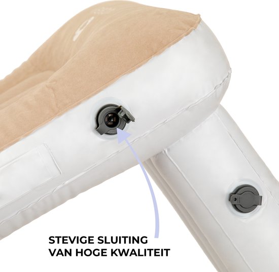 Detail van een beige en wit opblaasbaar kinderbedje met stevige sluiting.