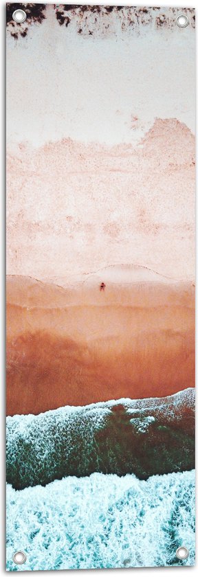 WallClassics - Tuinposter – Bovenaanzicht van Schuimende Golven naar het Strand toe - 30x90 cm Foto op Tuinposter (wanddecoratie voor buiten en binnen)