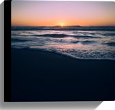 Canvas - Ondergaande Zon bij de Zee - 30x30 cm Foto op Canvas Schilderij (Wanddecoratie op Canvas)