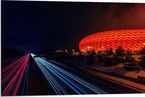 WallClassics - Dibond - Arena in de Nacht - Duitsland - 90x60 cm Foto op Aluminium (Met Ophangsysteem)