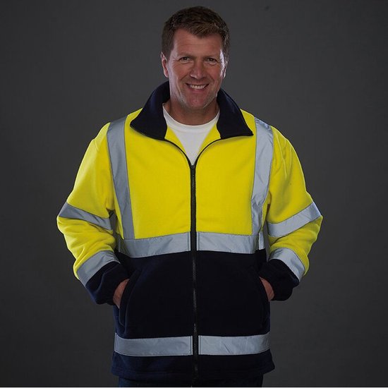 Homme portant une veste polaire lourde Yoko Signalisatie. Corps et manches jaunes avec bandes réfléchissantes, bas et poignets bleu marine.