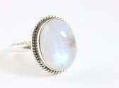 Bewerkte ovale zilveren ring met regenboog maansteen - maat 18