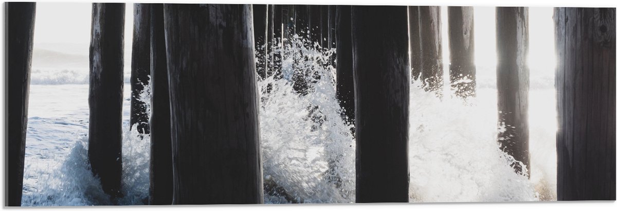 Acrylglas - Water klots4end tegen Houten Palen in de Zee - 90x30 cm Foto op Acrylglas (Met