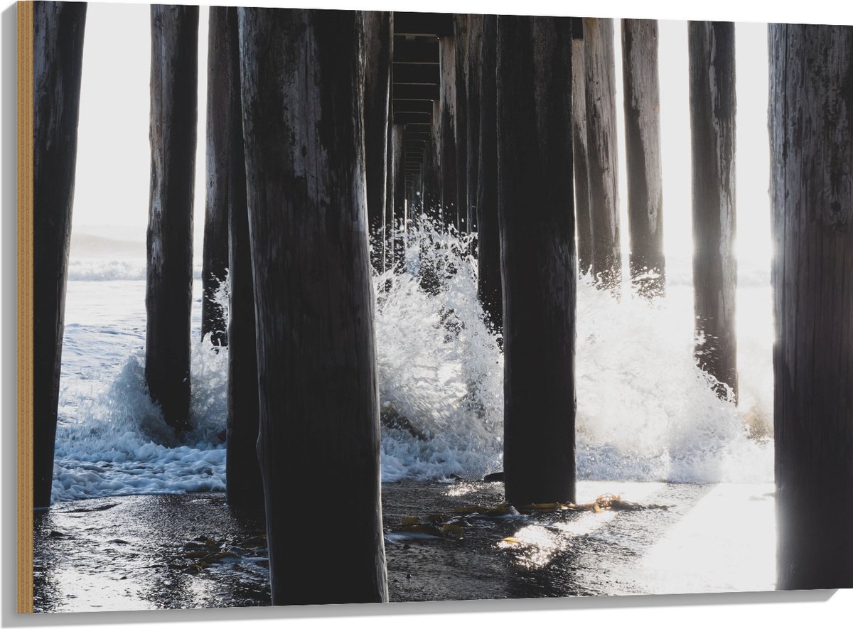 Hout - Water klots4end tegen Houten Palen in de Zee - 100x75 cm - 9 mm dik - Foto op Hout 
