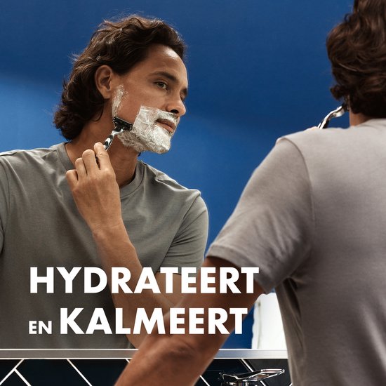 Man scheert zich voor een spiegel met een Mach 3 scheermesje. "Hydrateert en kalmeert".
