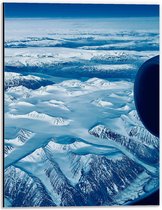 Dibond - Uitzicht op Vliegtuigmotor boven Sneeuw Landschap - 30x40 cm Foto op Aluminium (Met Ophangsysteem)