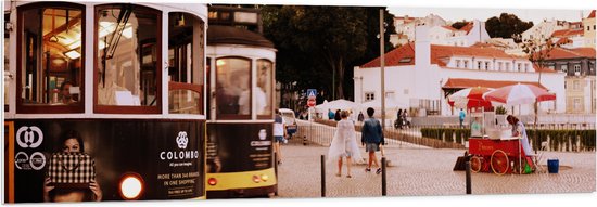 PVC Schuimplaat - Rijdende Tram - Portugal - 150x50 cm Foto op PVC Schuimplaat (Met Ophangsysteem)