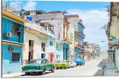 Dibond - Gekleurde Geparkeerde Auto's in Kleurrijke Straat - Cuba - 75x50 cm Foto op Aluminium (Met Ophangsysteem)