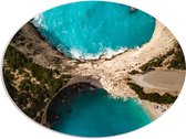 PVC Schuimplaat Ovaal - Bovenaanzicht van Mediteraanse Cliffs - 96x72 cm Foto op Ovaal (Met Ophangsysteem)