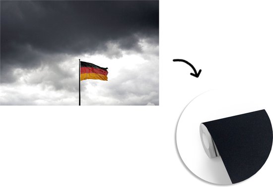 Papier peint vinyle - Drapeau allemand à Berlin contre les nuages sombres largeur 600 cm x hauteur 400 cm - Tirage photo sur papier peint (disponible en 7 tailles)