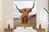 Behang - Fotobehang Schotse hooglander - Koe - Landschap - Breedte 195 cm x hoogte 300 cm