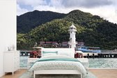 Behang - Fotobehang Een vuurtoren voor de hoge gebergtes van Ko Chang - Breedte 330 cm x hoogte 220 cm