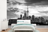 Behang - Fotobehang Skyline van Toronto in Canada - zwart wit - Breedte 330 cm x hoogte 220 cm