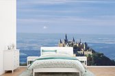 Behang - Fotobehang Een felblauwe lucht bij Burg Hohenzollern - Breedte 420 cm x hoogte 280 cm