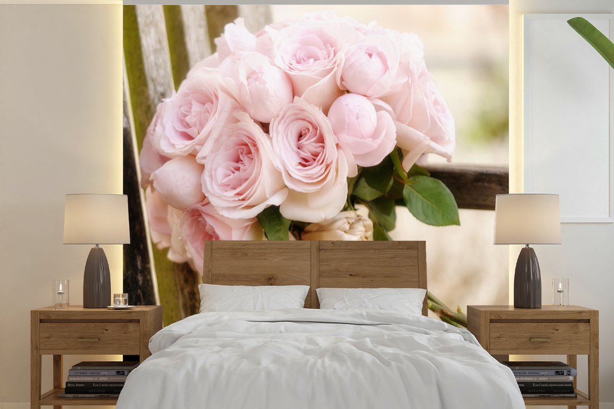 Behang - Fotobehang Een boeket van roze rozen op een houten bank - Breedte 280 cm x hoogte 280 cm