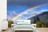 Behang - Fotobehang Een duidelijke regenboog over de bergen - Breedte 330 cm x hoogte 220 cm