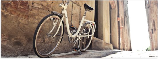 WallClassics - Poster (Mat) - Witte Fiets geparkeerd in Steegje - 150x50 cm Foto op Posterpapier met een Matte look