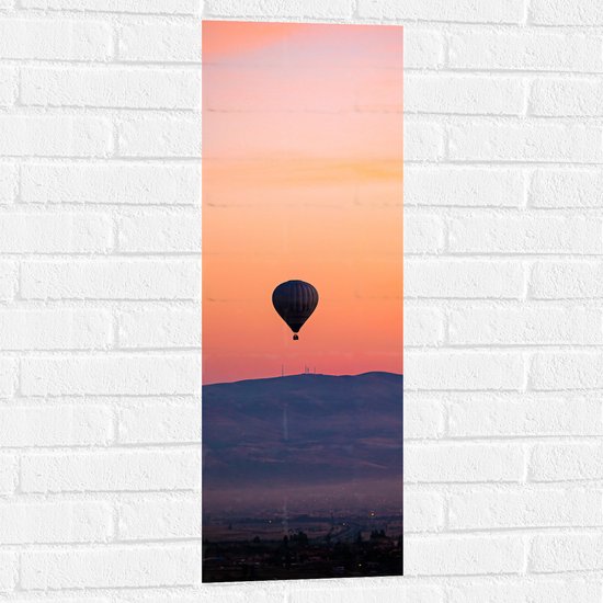 Muursticker - Heteluchtballon boven Berg tijdens Zonsondergang in Turkije - 30x90 cm Foto op Muursticker