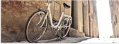 WallClassics - Poster Glanzend – Witte Fiets geparkeerd in Steegje - 60x20 cm Foto op Posterpapier met Glanzende Afwerking