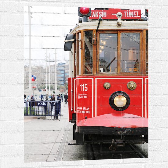 WallClassics - Muursticker - Rode Tram door de Stad - 75x100 cm Foto op Muursticker
