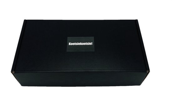 Gesloten zwarte doos met tekst 'Koetsiekoetsie!' op de deksel.