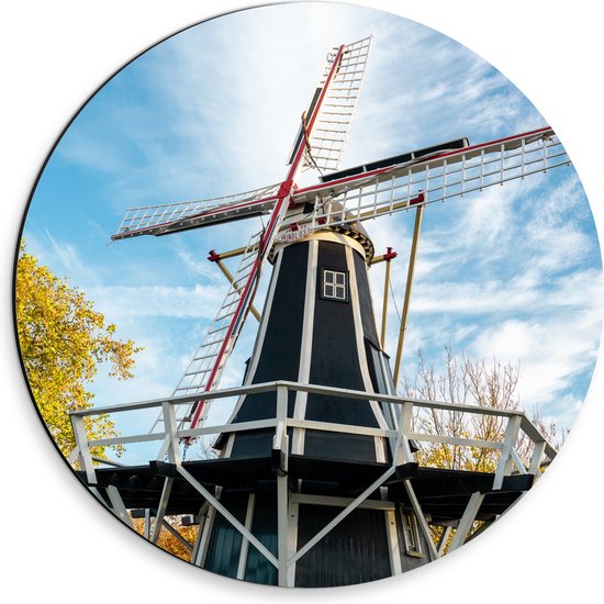Dibond Muurcirkel - Oude Zwarte Houten Windmolen onder Sluierbewolking - 30x30 cm Foto op Aluminium Muurcirkel (met ophangsysteem)