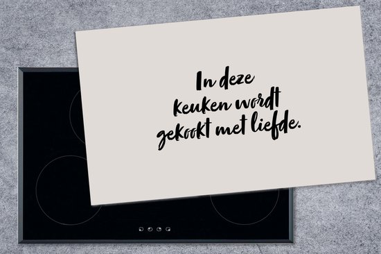 KitchenYeah® Inductie beschermer 85x52 cm - Spreuken - In deze keuken wordt gekookt met liefde - Quotes - Liefde - Koken - Kookplaataccessoires - Afdekplaat voor kookplaat - Inductiebeschermer - Inductiemat - Inductieplaat mat