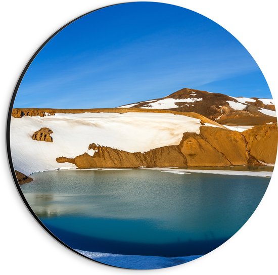Dibond Muurcirkel - Meer in Cirkelvormige Berg met Sneeuw - 20x20 cm Foto op Aluminium Muurcirkel (met ophangsysteem)