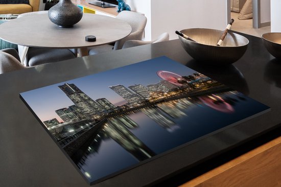 KitchenYeah® Inductie beschermer 77x51 cm - Skyline met rood gekleurd reuzenrad in Yokohama - Kookplaataccessoires - Afdekplaat voor kookplaat - Inductiebeschermer - Inductiemat - Inductieplaat mat