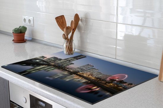 KitchenYeah® Inductie beschermer 77x51 cm - Skyline met rood gekleurd reuzenrad in Yokohama - Kookplaataccessoires - Afdekplaat voor kookplaat - Inductiebeschermer - Inductiemat - Inductieplaat mat