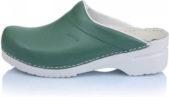 Lichtgroene Sanita klomp met witte zool, witte stiksels en een witte binnenzijde.