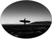 PVC Schuimplaat Ovaal - Surfer op het Strand - Zwart/Wit - 96x72 cm Foto op Ovaal (Met Ophangsysteem)